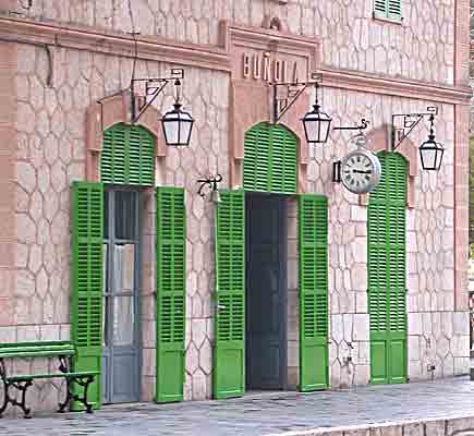  gut erhaltene Hausfassade des Bahnhofs von Buñola   ...  