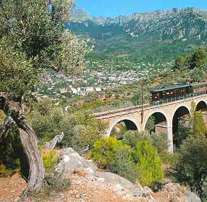   auf dem Viaducto Cinc Ponts mit Sicht auf Sóller   ...   