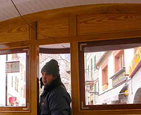     Toni  der Billeteur, nicht so gewohnt im Umgang mit arktischer Polarluft   ...   
