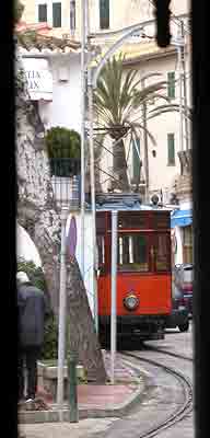    die Tramgäste warten im Domenico auf die Rückfahrt   ...   