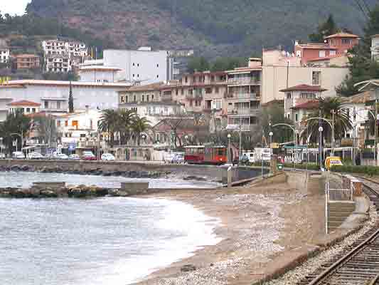    der Kiesstrand von Port de Sóller  -  eine der sehr raren  "Bade"-möglichkeiten an der Nordküste   ...   